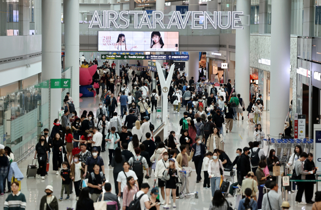 인천국제공항 1터미널 면세구역이 붐비고 있다.연합뉴스