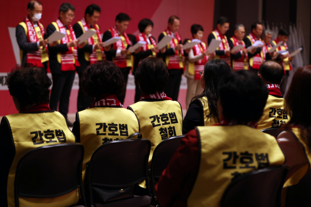 15일 오전 서울 중구 한국프레스센터에서 열린 13개 보건복지의료연대 총선기획단 출범식에서 참석자들이 출범선언문을 발표하고 있다. 연합뉴스