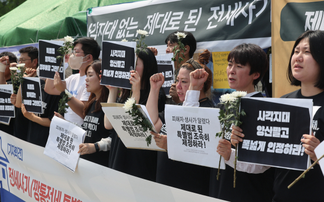 지난 11일 전세사기·깡통전세 피해자 전국대책위원회가 서울 여의도 국회 앞에서 개최한 전세사기 피해 특별법 제정 촉구 기자회견에서 참가자들이 구호를 외치고 있다. 연합뉴스