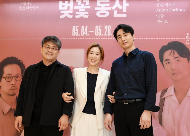 10일 서울 명동예술극장에서 열린 연극 ‘벚꽃 동산’ 기자간담회에 참석한 연출 김광보·배우 백지원·이승주가 포즈를 취하고 있다. 사진 제공=국립극단