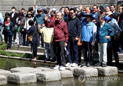 (서울=연합뉴스) 이지은 기자 = 이명박 전 대통령이 15일 오전 서울 청계천에서 '청계천을 사랑하는 모임'(청사모) 구성원들과 옛 참모들과 함께 산책하고 있다. 청계천 복원사업은 이 전 대통령의 서울시장 재임 시절 대표적인 치적 중 하나로 꼽힌다. 2023.5.15 [공동취재] jieunlee@yna.co.kr