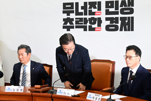 이재명 더불어민주당 대표가 15일 서울 여의도 국회에서 열린 최고위원회의를 마치고 인사하고 있다. 성형주 기자