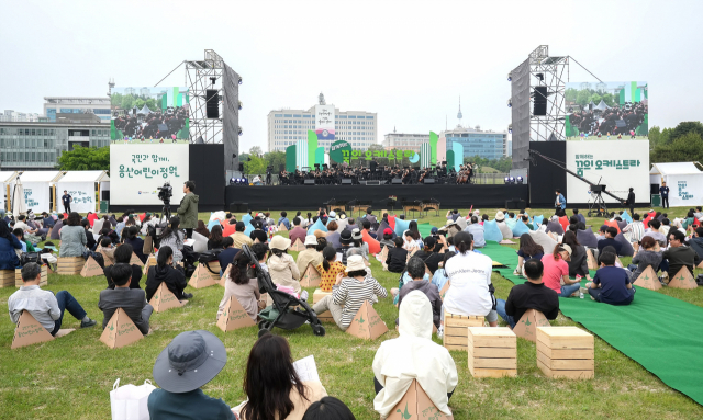 13일 대통령실 앞 용산어린이정원에서 열린 ‘꿈의 오케스트라’ 공연. 사진 제공=한국문화예술교육진흥원