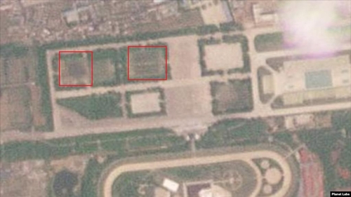 북한 평양 미림비행장 북쪽의 훈련장을 미국 민간 위성사진 서비스업체 '플래닛 랩스'가 지난 14일 촬영한 위성사진. 붉은 사각형 안에 차량으로 보이는 물체들이 있다. VOA 홈페이지 캡처