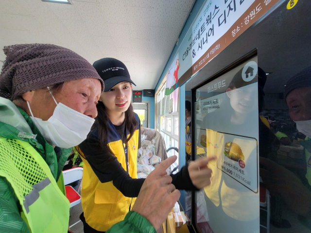 CJ올리브네트웍스의 한 직원이 디지털리터러시 교육에 참가하고 있는 모습.사진제공=CJ올리브네트웍스