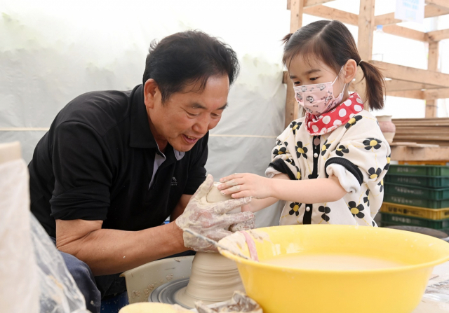 광주왕실도자기 축제를 찾아 물레체험을 하는 아동. 사진 제공 = 광주시