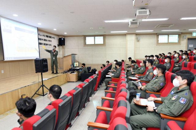 훈련에 참가하는 모든 임무요원들이 본격적인 임무에 앞서 전체 브리핑을 하고 있다.