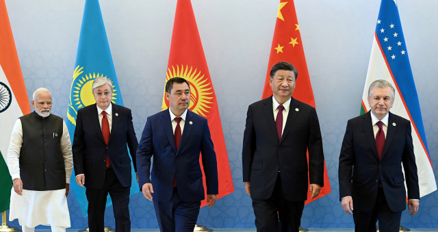 지난해 9월 우즈베키스탄 사마르칸트에서 열린 상하이협력기구(SCO) 정상회의에서 샵카트 미르지요예프(오른쪽부터) 우즈베키스탄 대통령, 시진핑 중국 국가주석, 사디르 자파로프 키르기스스탄 대통령, 카심조마르트 토카예프 카자흐스탄 대통령, 나렌드라 모디 인도 총리가 기념 사진을 촬영하고 있다. UPI연합뉴스