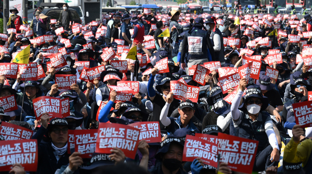 민주노총 건설노조가 16일 서울 세종대로에서 분신한 건설노조 간부를 추모하고 정부의 노조 탄압 중단 등을 촉구하며 총파업 결의대회를 하고 있다. 오승현 기자