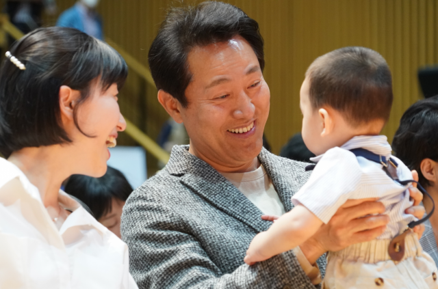 오세훈 서울시장이 13일 다둥이 엄마·아빠 토크쇼에서 아이를 안고 웃고 있다. 사진 제공=서울시