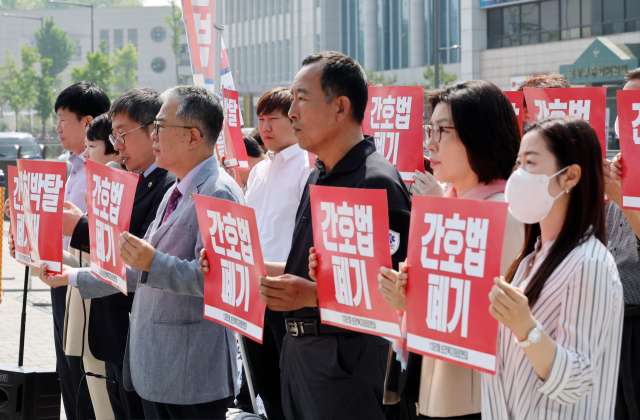 대한의사협회와 대한간호조무사협회 등으로 구성된 보건복지의료연대 회원들이 16일 서울 용산 대통령집무실 앞에서 기자회견을 열고 윤석열 대통령의 간호법 제정 거부권 행사를 촉구하고 있다. 오승현기자