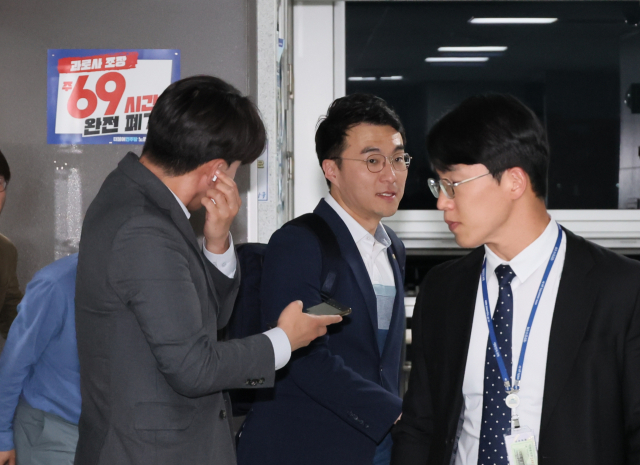 김남국 더불어민주당 의원이 9일 오후 국회 의원회관 의원실을 나서고 있다. 사진 제공=연합뉴스