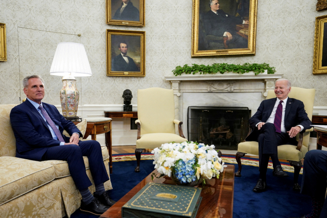 조 바이든 미국 대통령이 9일 부채한도 상향 협상을 위해 케빈 매카시 하원의장과 마주 앉아 있다./로이터 연합뉴스