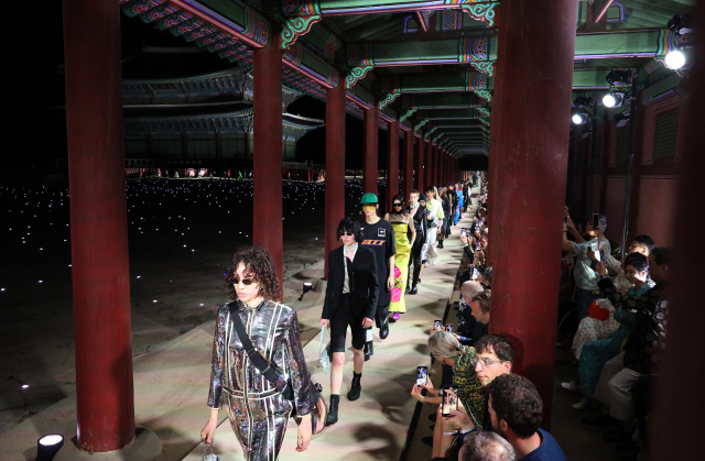 16일 서울 경복궁 근정전에서 열린 ‘구찌 2024 크루즈 패션쇼’에서 모델들이 옷을 선 보이며 런웨이를 하고 있다. /사진공동취재단