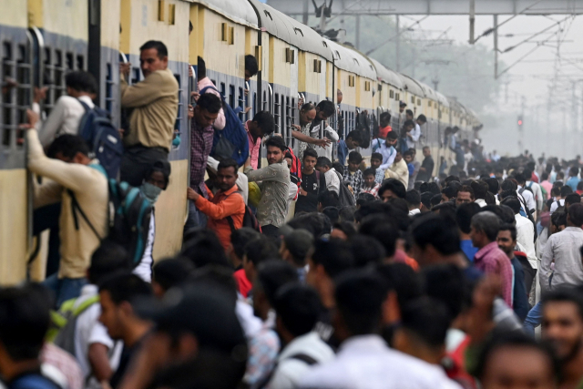 지난달 25일 인도 우타르프라데시주 로니 마을의 기차역에서 주민들이 만원 기차를 타고 출근하고 있다. AFP연합뉴스