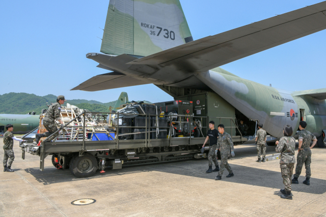 원주기지에서 에어쇼 참가요원들이 C-130 수송기에 화물을 적재하고 있고 있다.