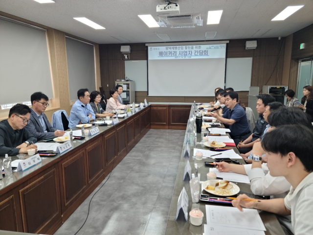 지난 16일 평택 농업기술센터에서 열린 정장선 평택시장과 관내 유명 베이커리 사업 대표자들과의 간담회 모습. 사진 제공 = 평택시