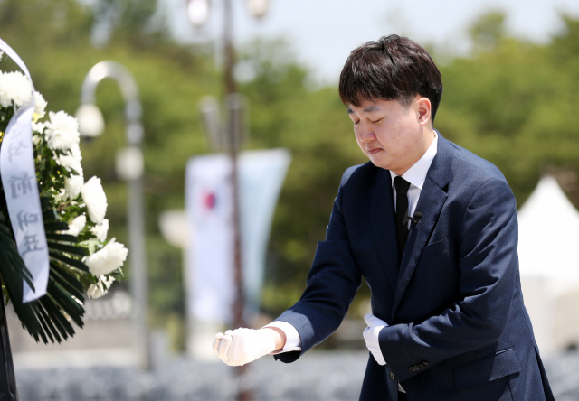 17일 광주 북구 국립 5·18 민주묘지에서 이준석 국민의힘 전 대표가 참배하고 있다. 연합뉴스