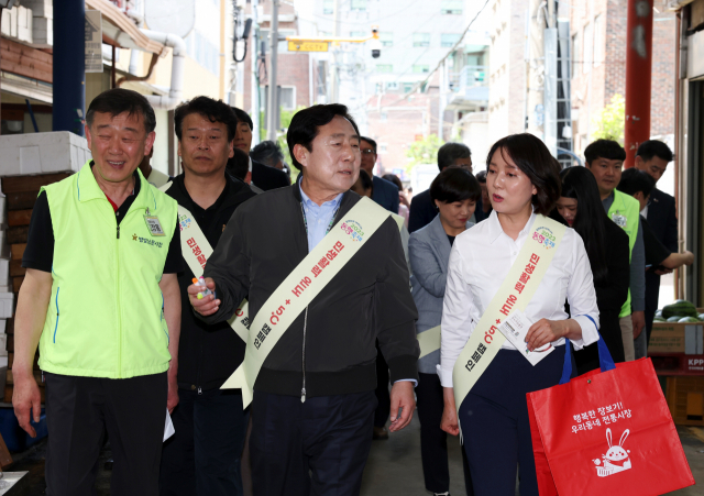 이영(오른쪽) 중소벤처기업부 장관과 김기문(가운데) 중소기업중앙회 회장이 별빛남문시장을 둘러보고 있다. 사진 제공=중기중앙회