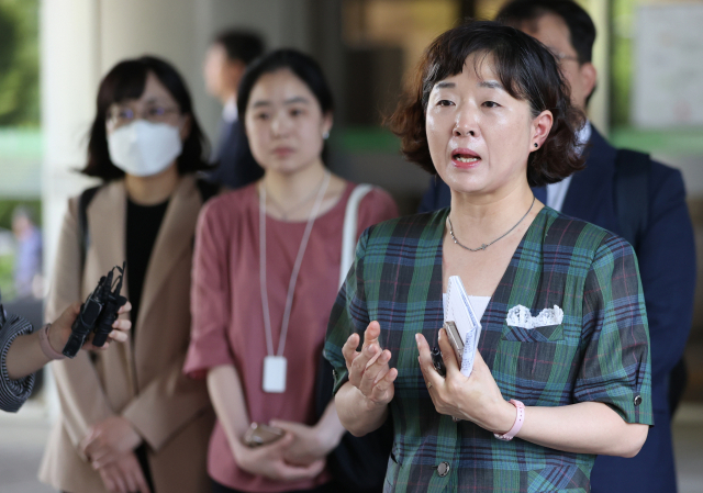 입양인 신송혁(아담 크랩서)씨의 법률대리인 김수정 변호사가 16일 서울 서초구 서울중앙지방법원에서 열린 위법 입양 손해배상 소송에서 일부 승소한 뒤 기자회견을 하고 있다. 연합뉴스