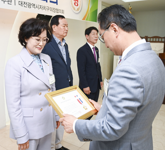 대전 서구의회 전명자(왼쪽 첫번재) 의장이 '대한민국지방의정봉사상'을 수상하고 있다. 사진제공=대전 서구의회