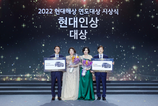 현대해상은 17일 서울 워커힐 호텔에서 ‘2022 연도대상 시상식’을 개최했다. 시상식에 참석한 조용일(왼쪽부터) 대표이사, 설계사부문 대상 이민숙 씨, 대리점부문 대상 남상분 씨, 이성재 대표이사가 기념사진을 촬영하고 있다. 사진 제공=현대해상