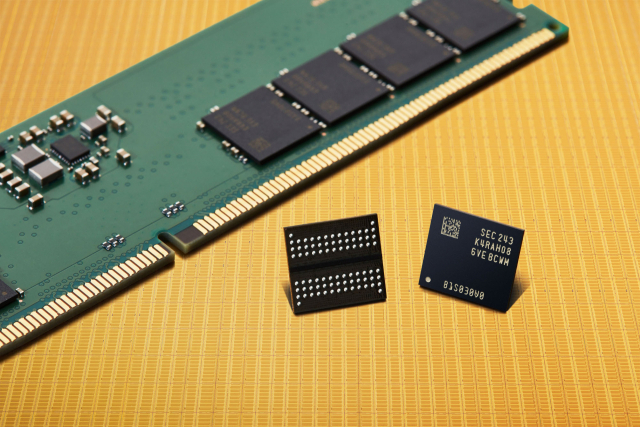 삼성전자 업계 최선단 12나노급 16Gb DDR5 D램. 사진제공=삼성전자