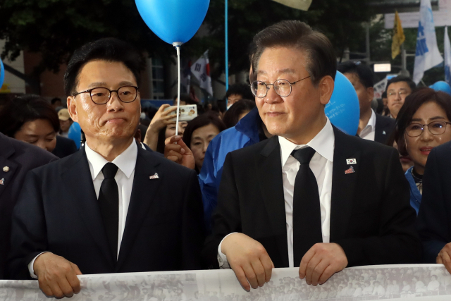 이재명(오른쪽) 더불어민주당 대표와 박광온 원내대표가 17일 광주 동구 금남로에서 열린 5·18 민주화운동 43주년 전야제 민주대행진에 참여하고 있다. 연합뉴스