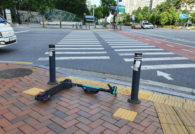 도로에 방치된 적동킥보드. 서울시 제공·연합뉴스