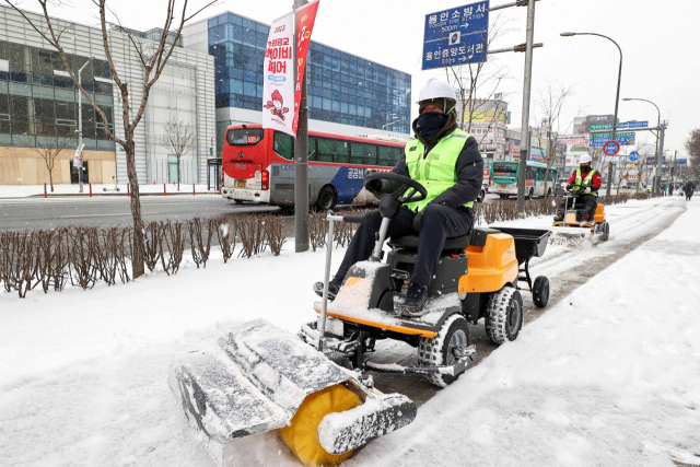 용인시가 도입한 보행로 제설기. 사진 제공 = 용인시