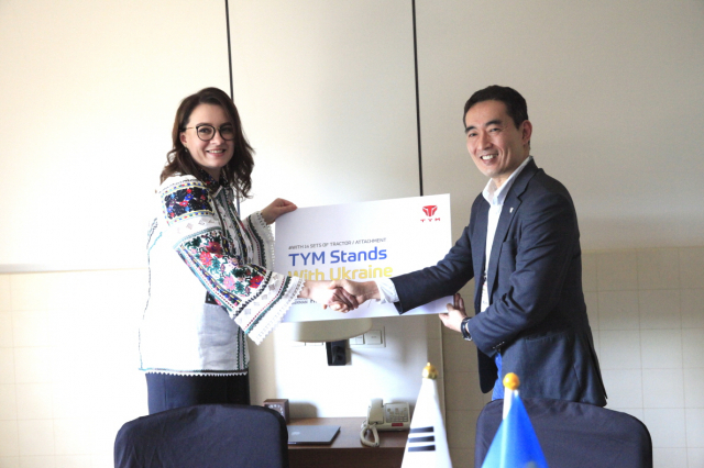 김도훈(오른쪽) TYM 대표가 17일 율리아 스비리덴코 우크라이나 부총리에게 농기계 기증서를 전달하고 있다. 사진 제공=TYM