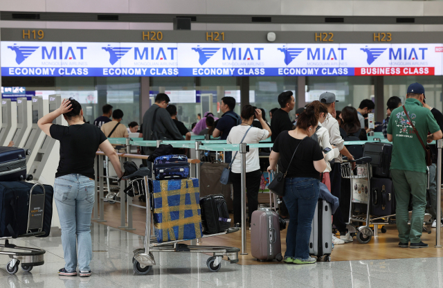 18일 인천국제공항 제1터미널에서 이용객들이 탑승 수속을 하고 있다. 국토교통부는 지난해 4월 주 407회였던 국제선 운항 횟수가 지난달 3021회로 1년 새 642% 증가한 것으로 집계됐다고 밝혔다. 이는 코로나19 이전인 2019년 평균(4619회)의 65% 수준이다. 연합뉴스