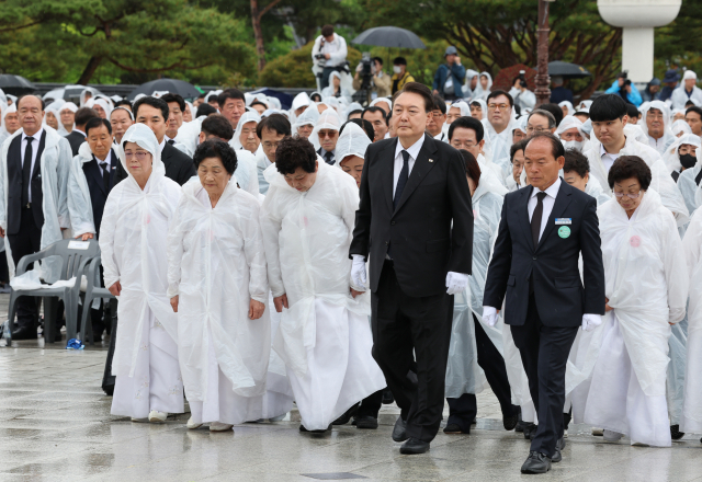 윤석열 대통령이 18일 광주 북구 국립5·18민주묘지에서 열린 제43주년 5·18민주화운동 기념식에서 참배를 위해 이동하고 있다. 연합뉴스