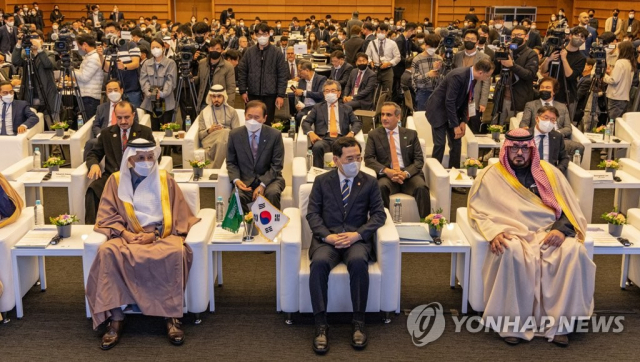 이창양(앞줄 가운데) 산업통상자원부 장관이 지난해 11월 서울 중구 대한상의에서 열린 '한·사우디아라비아 투자포럼' 행사에 참석하고 있다. 당시 한국과 사우디는 약 40조 원 규모의 업무협약(MOU)을 체결하고 스마트팜·교육·보건·문화·서비스 등으로 협력을 확대해나가기로 했다. 연합뉴스