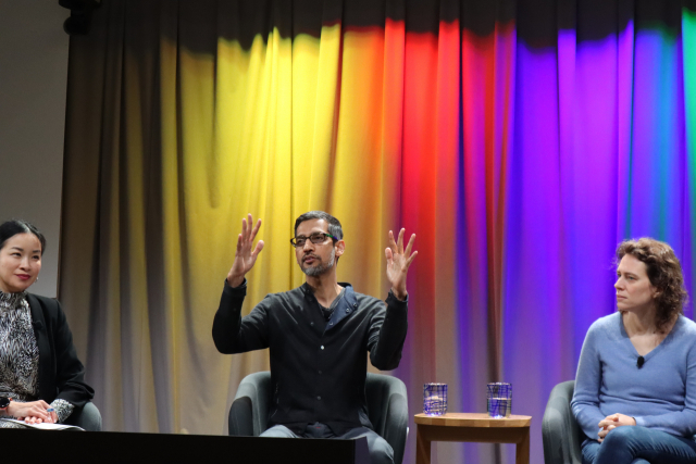 11일(현지 시간) 구글 서니베일 캠퍼스에서 순다르 피차이(가운데) 구글 CEO가 구글의 AI 비전에 대해 이야기하고 있다. /실리콘밸리=정혜진 특파원