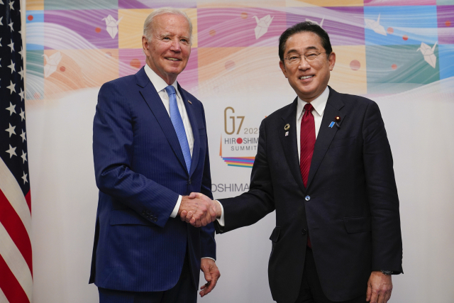 주요 7개국(G7) 정상회의 참석차 일본을 방문한 조 바이든 미국 대통령(왼쪽)이 18일 히로시마에서 열린 미일 양자 회담에 앞서 기시다 후미오 일본 총리와 악수하고 있다./AP연합뉴스