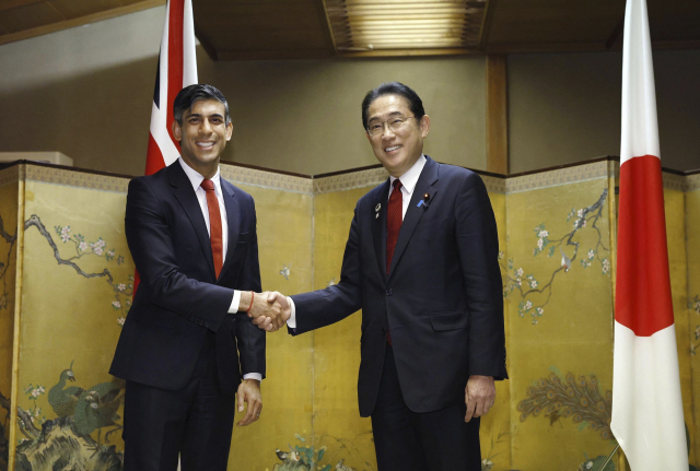 리시 수낵(왼쪽) 영국 총리와 기시다 후미오 일본 총리. AP연합뉴스