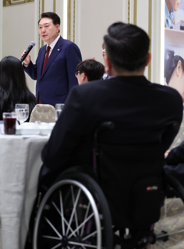 윤석열 대통령이 9일 청와대 영빈관에서 열린 제10회 국제장애인기능올림픽대회 선수단 오찬에서 발언하고 있다. 연합뉴스