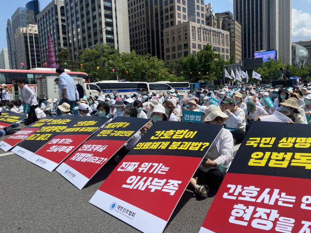 19일 서울 세종대로 사거리 인근 광화문 광장 일대에서 열린 ‘간호법 거부권 규탄및 부패정치 척결을 위한 범국민 규탄 대회’에 참가한 간호사들이 집회를 진행하고 있다.이승령 기자