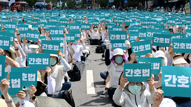 광화문으로 나온 간호사 '간호법 제정될 때까지 투쟁'