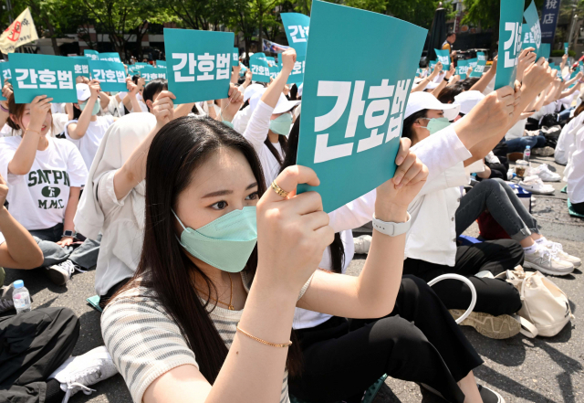 대한간호협회 회원들이 19일 서울 종로구 세종대로 일대에서 열린 윤석열 대통령의 간호법 거부권 행사 규탄 총궐기대회에서 구호를 외치고 있다. 권욱 기자 2023.05.19