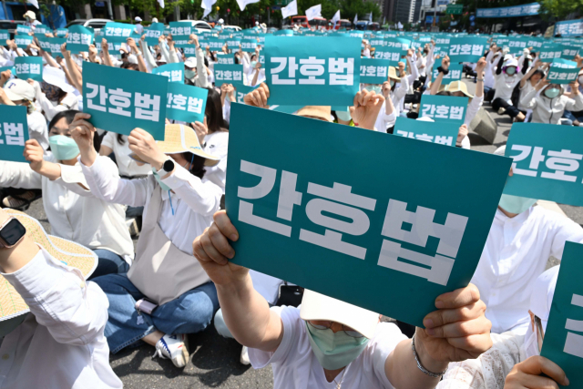 대한간호협회 회원들이 19일 서울 종로구 세종대로 일대에서 열린 윤석열 대통령의 간호법 거부권 행사 규탄 총궐기대회에서 구호를 외치고 있다. 권욱 기자 2023.05.19