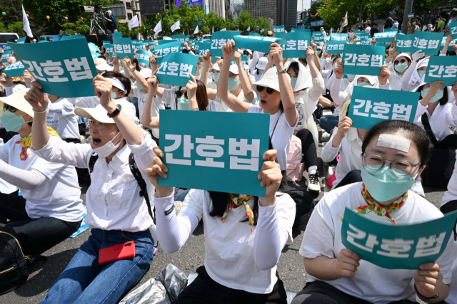 대한간호협회 회원들이 19일 서울 종로구 세종대로 일대에서 열린 윤석열 대통령의 간호법 거부권 행사 규탄 총궐기대회에서 구호를 외치고 있다. 권욱 기자