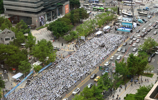 대한간호협회 회원들이 19일 서울 종로구 세종대로 일대에서 열린 윤석열 대통령의 간호법 거부권 행사 규탄 총궐기대회에서 구호를 외치고 있다. 권욱 기자