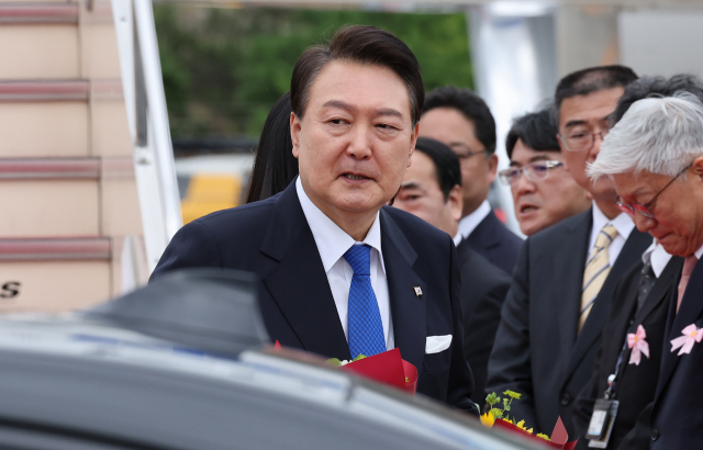 주요 7개국(G7) 정상회의에 참석하는 윤석열 대통령이 19일 일본 히로시마공항에 도착해 공군 1호기에서 내린 뒤 이동하고 있다. 연합뉴스