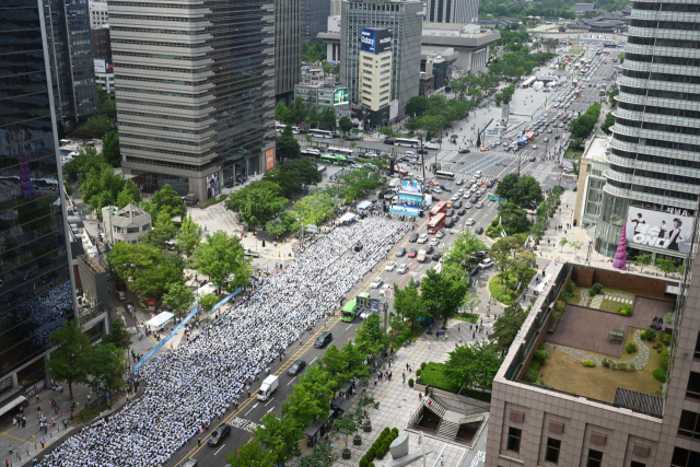 대한간호협회 회원들이 19일 서울 종로구 세종대로 일대에서 열린 윤석열 대통령의 간호법 거부권 행사 규탄 총궐기대회에서 구호를 외치고 있다. 권욱 기자 2023.05.19