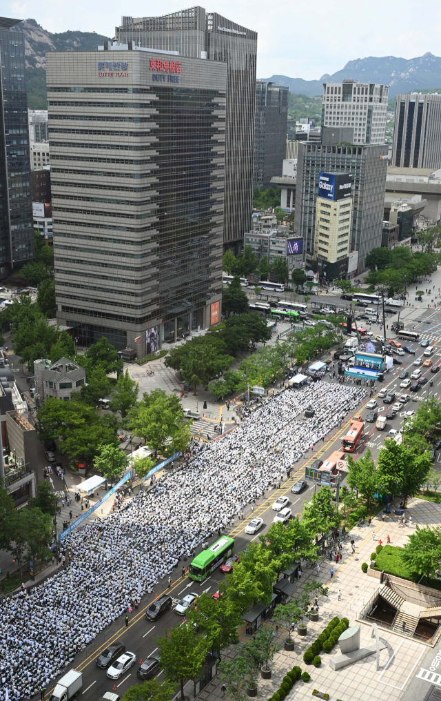 대한간호협회 회원들이 19일 서울 종로구 세종대로 일대에서 열린 윤석열 대통령의 간호법 거부권 행사 규탄 총궐기대회에서 구호를 외치고 있다. 권욱 기자 2023.05.19