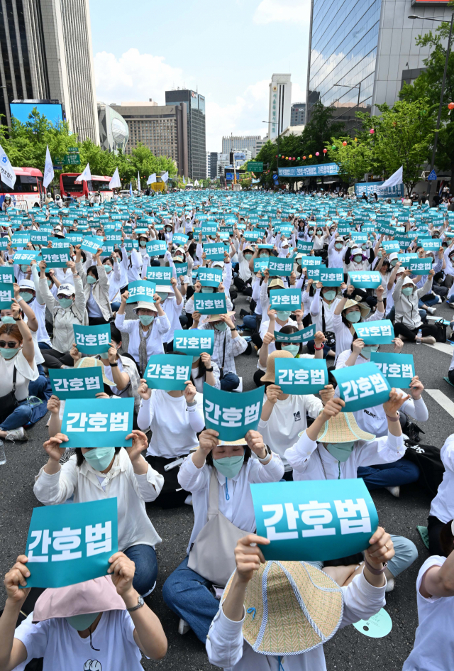 대한간호협회 회원들이 19일 서울 종로구 세종대로 일대에서 열린 윤석열 대통령의 간호법 거부권 행사 규탄 총궐기대회에서 구호를 외치고 있다. 권욱 기자