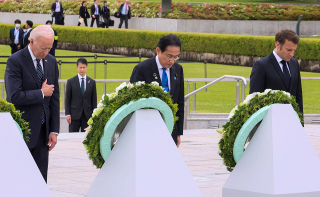 조 바이든(왼쪽부터) 미국 대통령과 기시다 후미오 일본 총리, 에마뉘엘 마크롱 프랑스 대통령이 19일 히로시마 평화기념공원을 방문해 헌화식에 참석하고 있다. 로이터연합뉴스