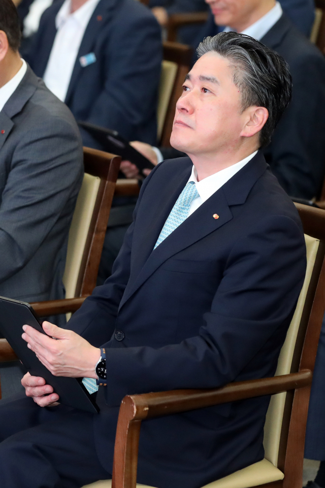 12일 오전 전남 나주시 빛가람동 한국전력공사 비전홀에서 정승일 사장이 ‘비상경영 및 경영 혁신 실천 다짐 대회’에 자리하고 있다. 정 사장은 이날 한전의 적자난 해소 자구책 발표에 맞춰 사의를 표명했다. 연합뉴스